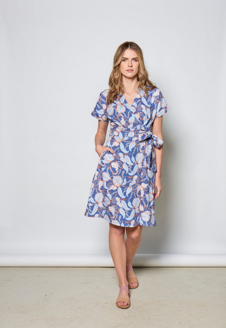 Linen wrap dress with pockets and belt/ summer blue print/ Maura dress image 4