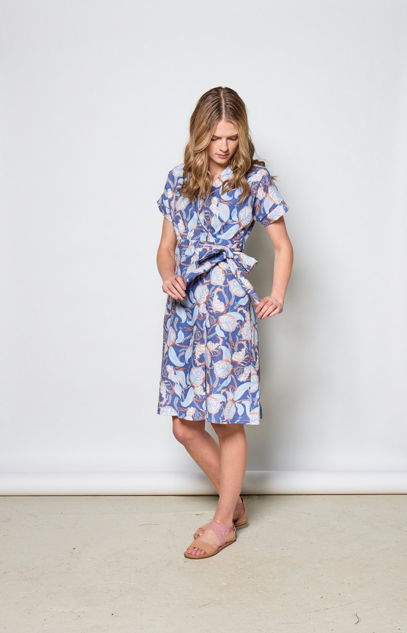 Linen wrap dress with pockets and belt/ summer blue print/ Maura dress image 2