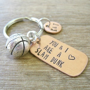 Llavero de baloncesto, versión lista para enviar, llavero de aniversario de baloncesto, tú y yo somos un mate, regalo para novio