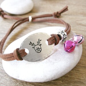 Pulsera de reno con cascabeles, talla única, elige colores de cascabel, gamuza sintética ajustable, pulsera navideña, pulsera festiva, navidad