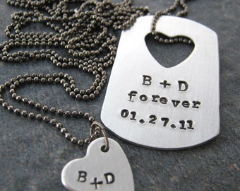 Conjunto de collares personalizados para él y para ella, placa de identificación de aluminio, corazón calado, cadena color gris plomo, personalízalo con tus datos, consulta la descripción para ver las especificaciones.