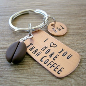 Llavero Love You More Than Coffee con cuenta de grano de café, regalo de los amantes del café, regalo del día de San Valentín, regalo de novio, disco inicial opcional