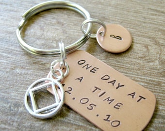 NA Symbol Keychain, AA symbol keychain, One Day At a Time with date, recovery keychain, sober, motivational gift, sober birthday