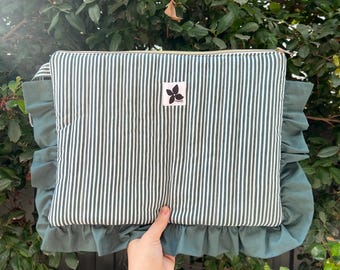 Upcycled Quilted Ruffle Laptop Case - Grüne und Weiße Streifen