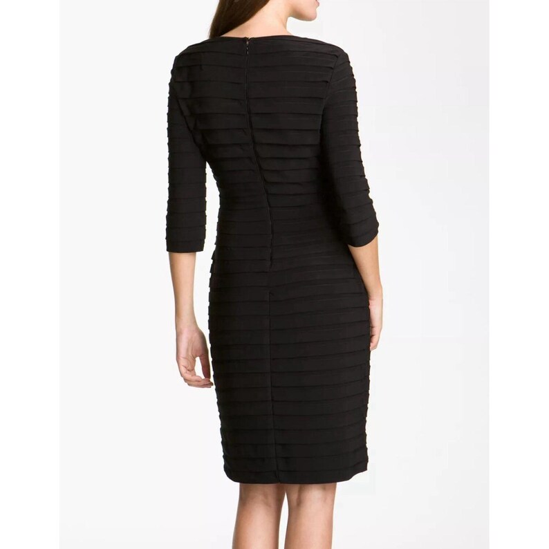 Vestido tubo con pliegues de persiana de Adrianna Papell imagen 2