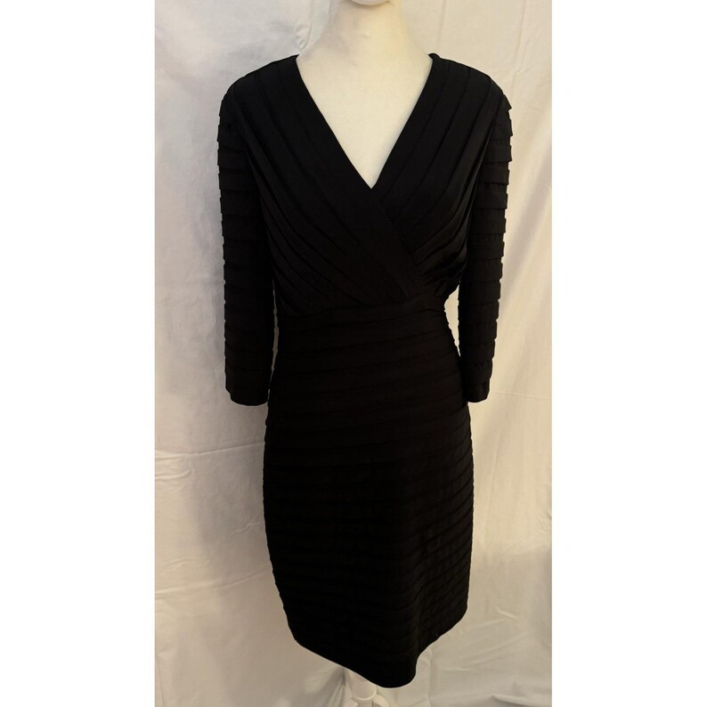 Vestido tubo con pliegues de persiana de Adrianna Papell imagen 5