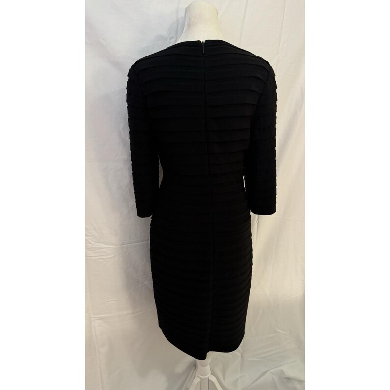 Vestido tubo con pliegues de persiana de Adrianna Papell imagen 3
