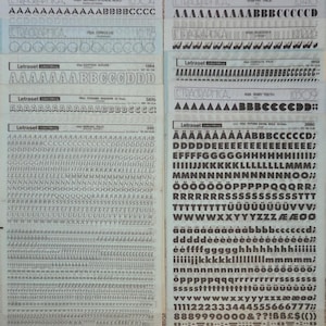 Peut inclure: Une collection de feuilles de lettrage Letraset à transfert à sec. Les feuilles présentent diverses polices, tailles et styles, y compris des motifs en gras, italiques et en contour. Le lettrage est principalement noir, avec des feuilles grises et bleues. Les feuilles sont sur un fond clair.