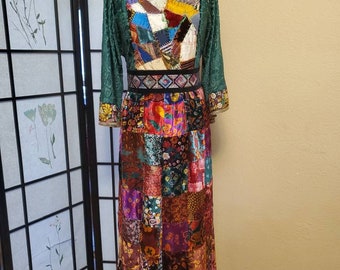 Artsy Boho Wearable Art Maxi Cozy Boho Upcycled con tessuti anni '70 Victorian Crazy Patchwork Quilt anni '70 Abito di ispirazione vintage