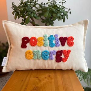Capa de almofada bordada com agulha de perfuração de energia positiva, capa de almofada colorida, decoração para casa, decoração para casa colorida, almofada decorativa com agulha de perfuração