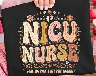 Diseño retro de sublimación para enfermera de la UCIN: Cuidando pequeños milagros (Descarga digital)