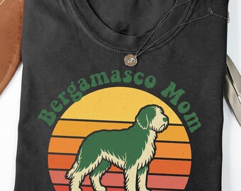 Bergamasco Mom Retro Rainbow Sunset PNG, Diseño de camiseta para mamá perruna (Descarga digital)