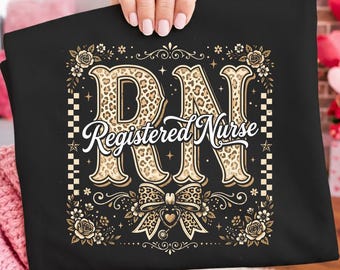 Diseño PNG de sublimación de enfermera registrada (RN), camisa de enfermera con lazo floral dorado y estampado de leopardo.
