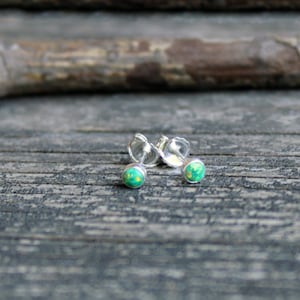 KLEINE grüne Opal Ohrstecker / Sterling Silber Ohrstecker / Geschenk für Sie / Schmuck Verkauf / zierliche Opal Ohrringe / Mädchen Ohrringe