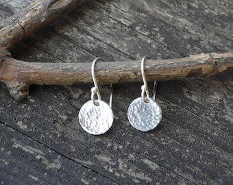 Orecchini pendenti con disco in argento sterling martellato: cerchietti piccoli da 10 mm