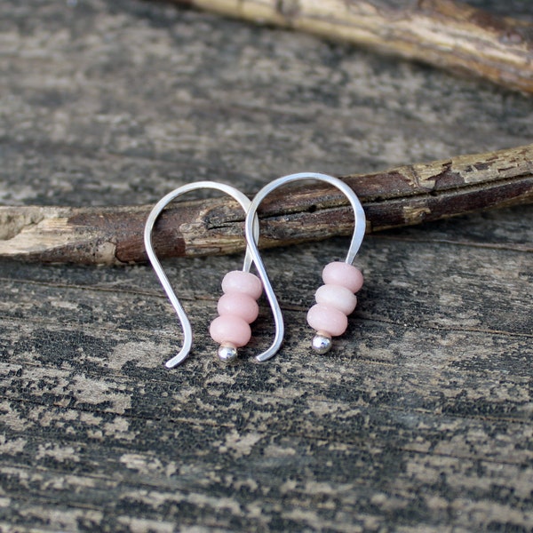 Pendientes colgantes de plata de ley con ópalo rosa diminuto: joyería minimalista
