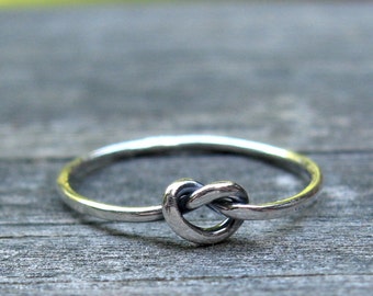 Delicato anello con nodo d&#39;amore in argento sterling: piccolo anello dell&#39;amicizia