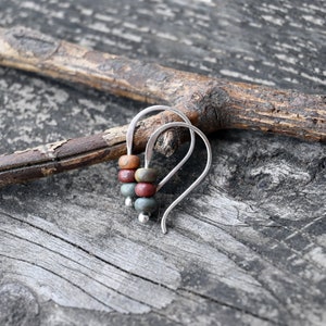 Minuscules boucles d'oreilles en jaspe cherry Creek / boucles d'oreilles en argent sterling / cadeau pour elle / boucles d'oreilles pendantes en argent / petites boucles d'oreilles / vente de bijoux