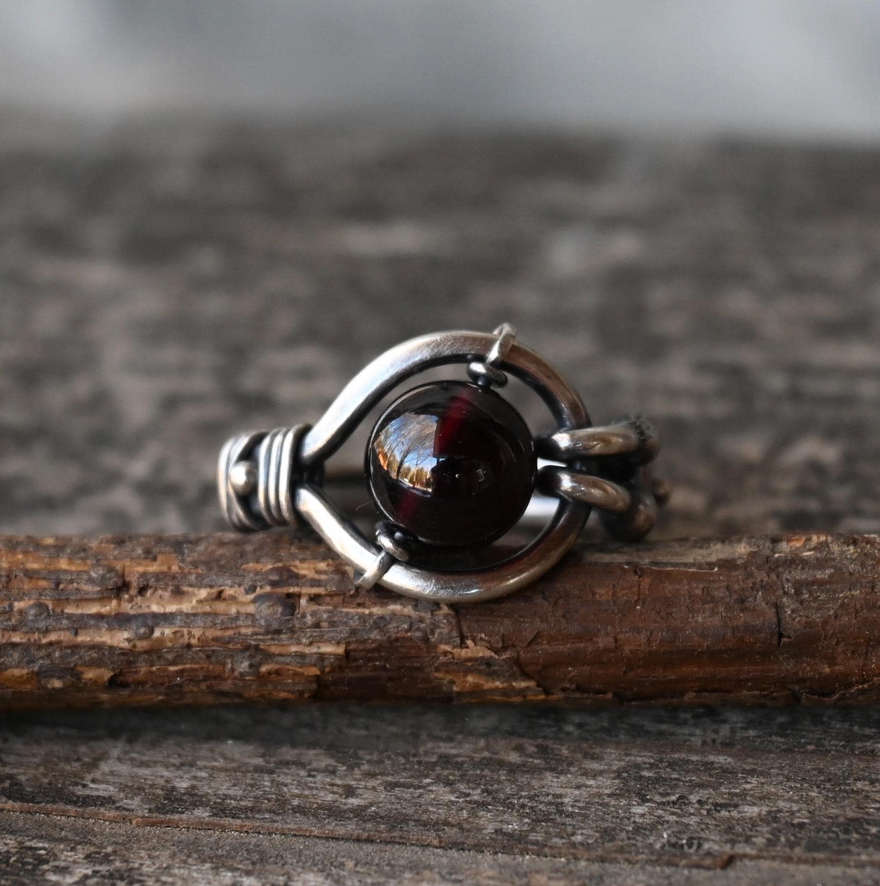 Anello in argento sterling con granato cinetico: gioielli con pietra portafortuna di gennaio