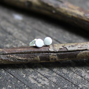 Piccoli orecchini a disco d'argento sterlina / orecchini a cerchio in sterlina / borchie cartilagine / regalo per lei / vendita di gioielli / orecchini per ragazze