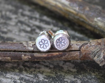 Tiny sterling silver daisy flower stud earrings / silver pebble earrings / flower stamp / gift for her / jewelry sale / tiny stud earrings