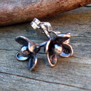 Sterling silver flower stud earrings / small silver earrings / small stud earrings / gift for her / dainty earrings / antique / jewelry sale image 2