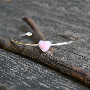 Pink queen conch shell sterling silver heart cuff bracelet  / gift for her / jewelry sale / pink stone cuff / pink heart bracelet