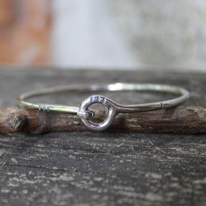 Getextureerde sterlingzilveren armband: eenvoudig geoxideerd ontwerp