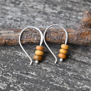 Delicados pendientes de mookaita en plata de ley: joyas colgantes pequeñas