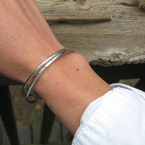 Brazalete de plata de ley / pulsera simple / regalo para ella / venta de joyas / pulsera de apilamiento / pulsera de capas / pulsera de plata imagen 5