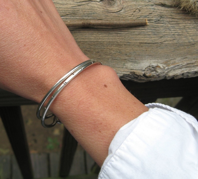 Brazalete de plata de ley / pulsera simple / regalo para ella / venta de joyas / pulsera de apilamiento / pulsera de capas / pulsera de plata imagen 5