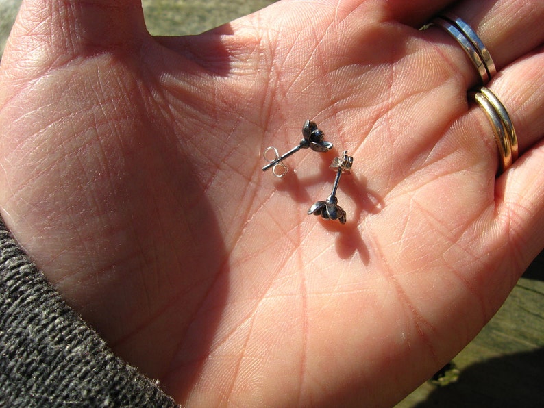 Sterling silver flower stud earrings / small silver earrings / small stud earrings / gift for her / dainty earrings / antique / jewelry sale image 3