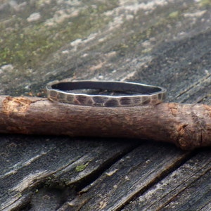 Oxidierte Gehämmerte Sterling Silber Stacking Band - Rustikale dünne Ring