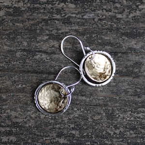 Rustikale goldene Messing und Sterling Silber Kreis Ohrringe / gemischte Metall Ohrringe / Geschenk für Sie / Schmuck Verkauf / Silber und Gold