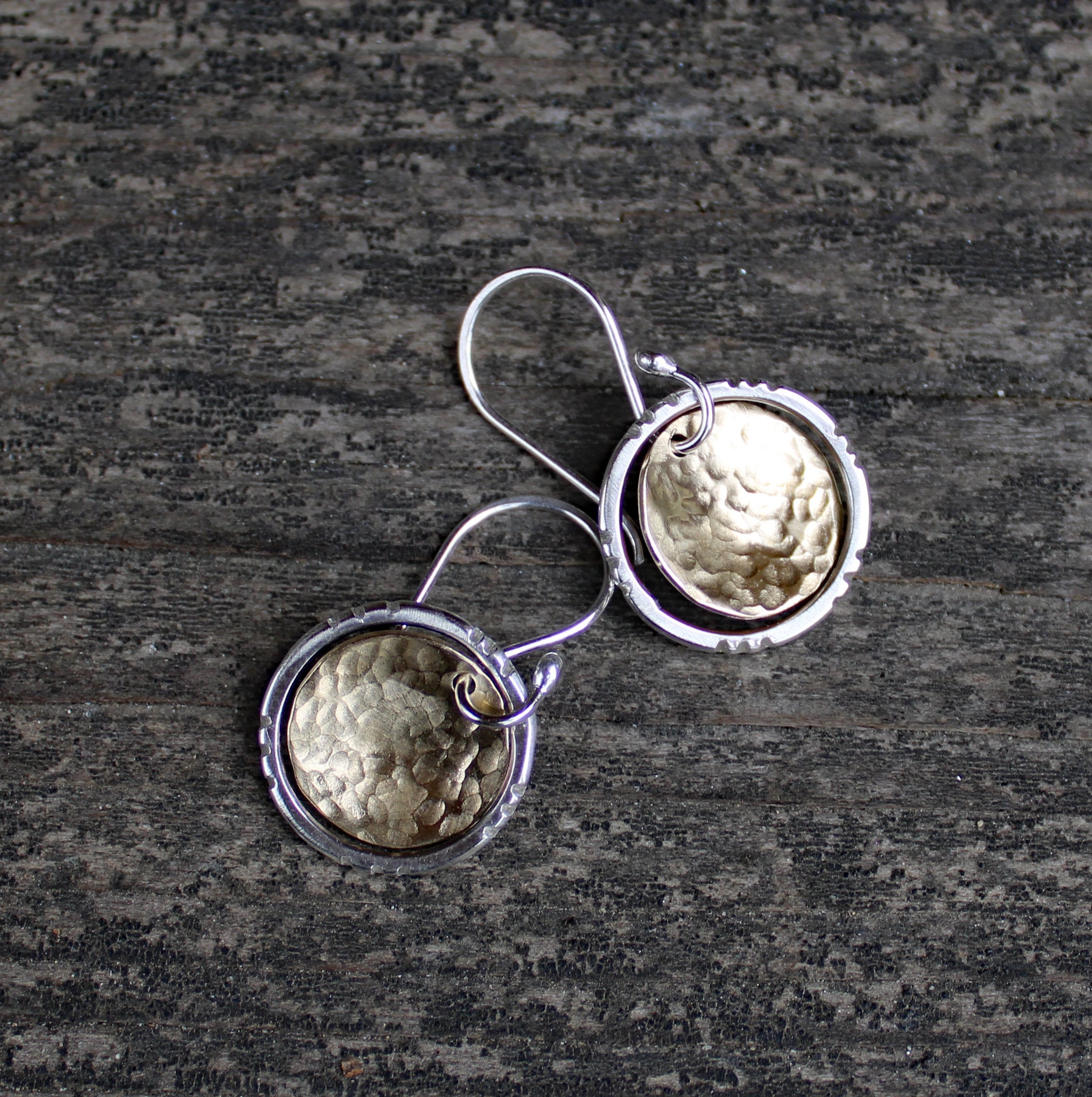 Boucles d'oreilles cercle rustiques en argent sterling et laiton doré : pendentifs en mélange de métaux