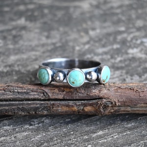 Kingman Turquoise Sterling Silver Ring: Three Stone Pebble Design