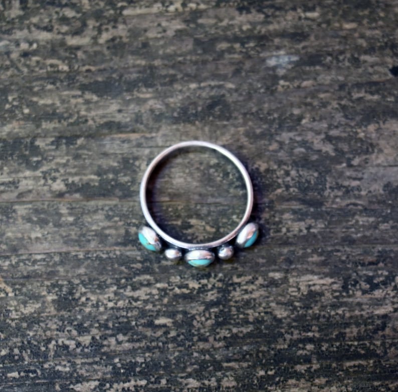 Three stone green blue Kingman turquoise sterling silver pebble ring / turquoise band / gift for her / jewelry sale / American turquoise image 3