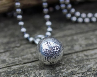 Pendentif cloche de la tribu des collines : collier chaîne boule en argent sterling