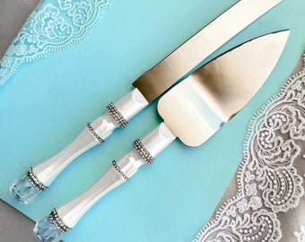 Elegante witte taartsnijset: gepersonaliseerde bruiloftserver en -mes