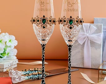 Smaragdgroene bruiloftsset, gepersonaliseerde champagneglazen en taartsnijset