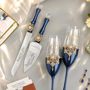 Copas de champán nupciales y juego para cortar el pastel, decoración de mesa de boda azul marino, recuerdo grabado