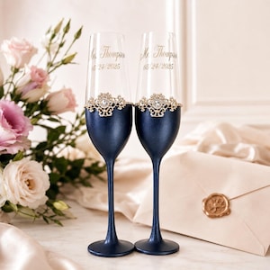 Marinblått bröllopsglasset, graverade champagneglas, tårtutskärningsset, present till bruden