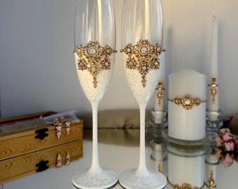 Gegraveerde toastglazen voor bruiloft en taartsnijset: gouden decor, elegant cadeau