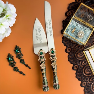 Set de corte de tarta de boda gótico personalizado en negro y verde: cuchillo y servidor grabados