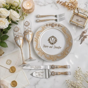 Taças de champanhe personalizadas para brinde e conjunto para corte do bolo de casamento em branco e dourado para decoração da recepção.