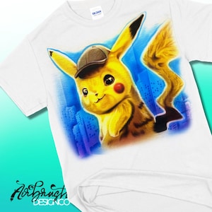 Könnte beinhalten: Weißes T-Shirt mit einem gelben Pikachu, das einen Detektivhut trägt und vor einer blauen und violetten Stadtkulisse steht. Das Bild ist airbrusht.