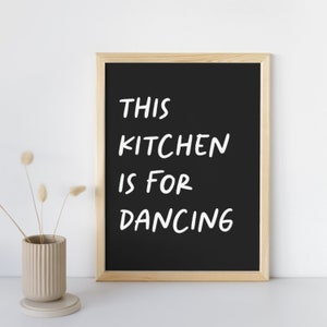 Diese Küche ist für das digitale Download-Poster „Dancing“ gedacht