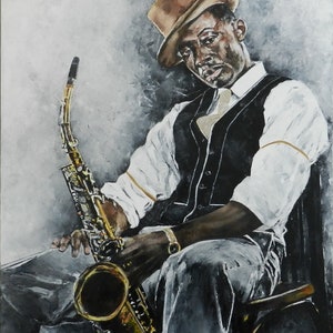 Pode incluir: Uma pintura de um homem usando um chapéu fedora marrom e uma camisa branca com um colete preto. Ele está segurando um saxofone dourado no colo.