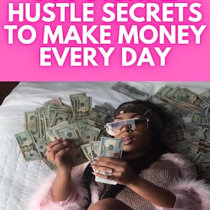 Op de afbeelding: De afbeelding toont de tekst "300 DIGITAL HUSTLE SECRETS TO MAKE MONEY EVERY DAY" in witte letters op een roze achtergrond. Een persoon is omringd door stapels Amerikaanse dollarbiljetten, draagt een zonnebril en een roze jas met bont.