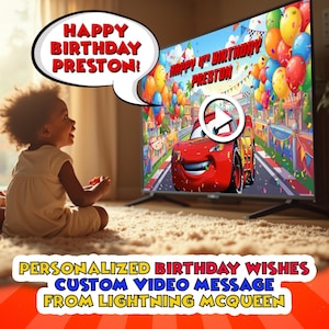 Op de afbeelding: Een televisiescherm toont een gepersonaliseerde verjaardagsvideo met Lightning McQueen, de tekst HAPPY BIRTHDAY PRESTON en HAPPY 4TH BIRTHDAY PRESTON. Een tekstballon boven het scherm toont HAPPY BIRTHDAY PRESTON.